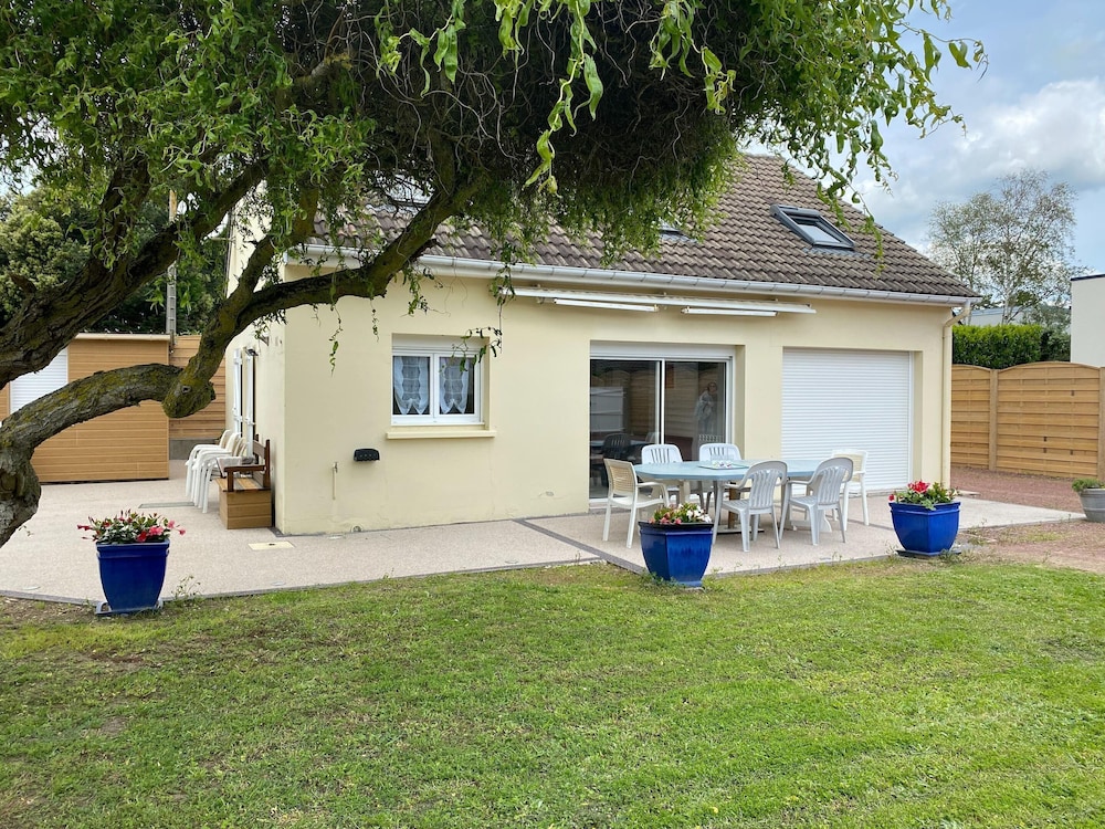 Holiday Home in Kairon Near the Beach — 4-Star Luxury Hotel in Saint-Pair-Sur-Mer, France