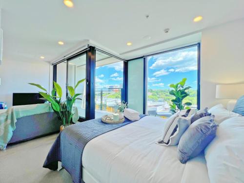 Urban Retreat 1 Bedroom Studio with Balcony — 4-Star Luxury Hotel in Auckland, New Zealand