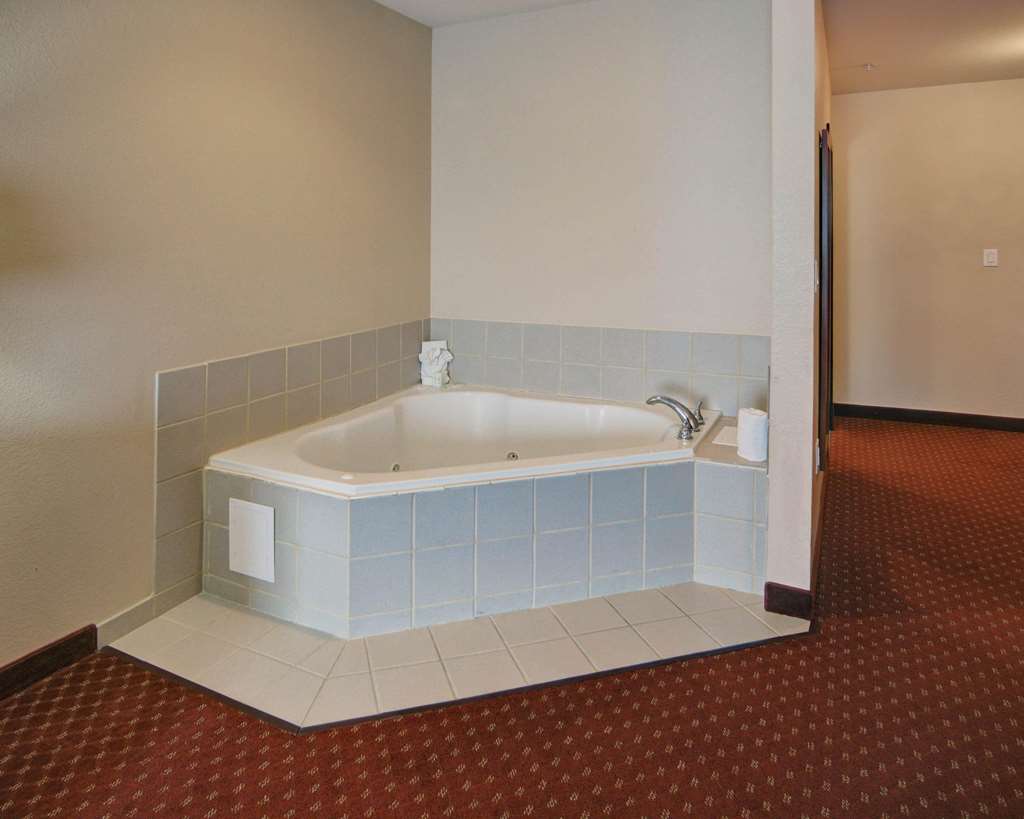Quality Suites Near Cedar Creek Lake - photo 8