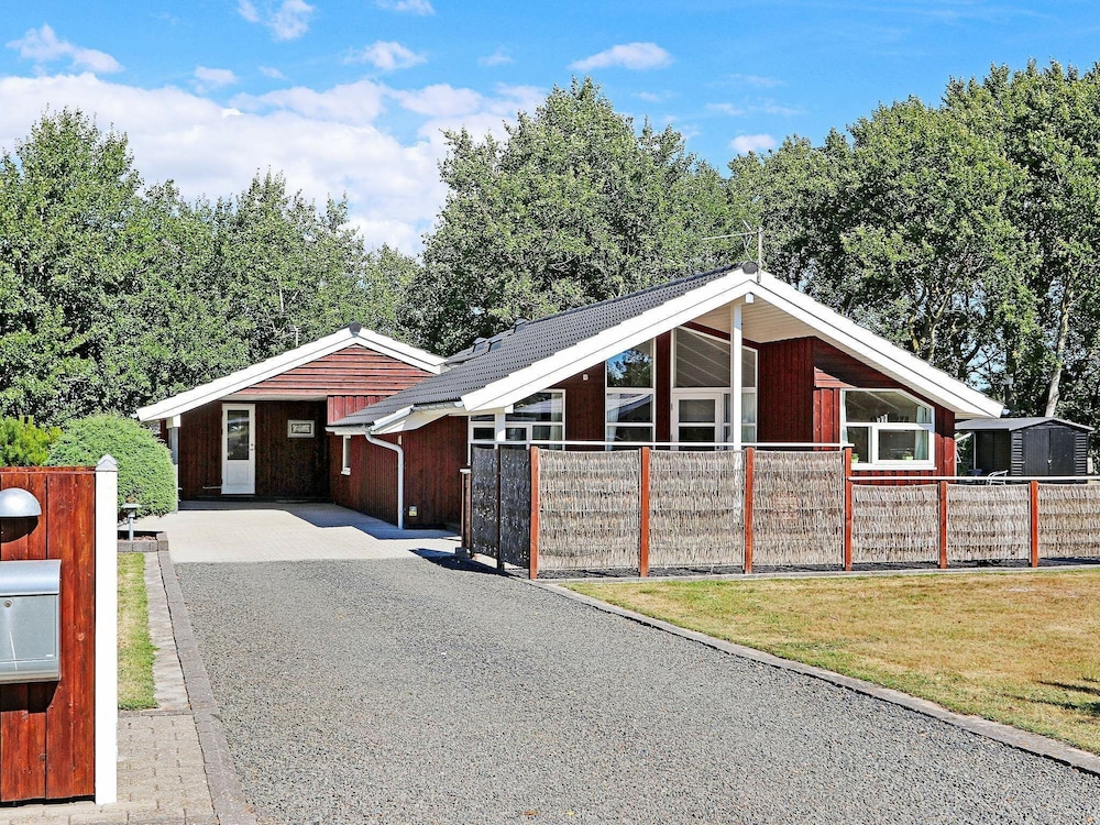 Lavish Holiday Home in Lolland With Whirlpool — 4-Star Luxury Hotel in Rodby, Denmark