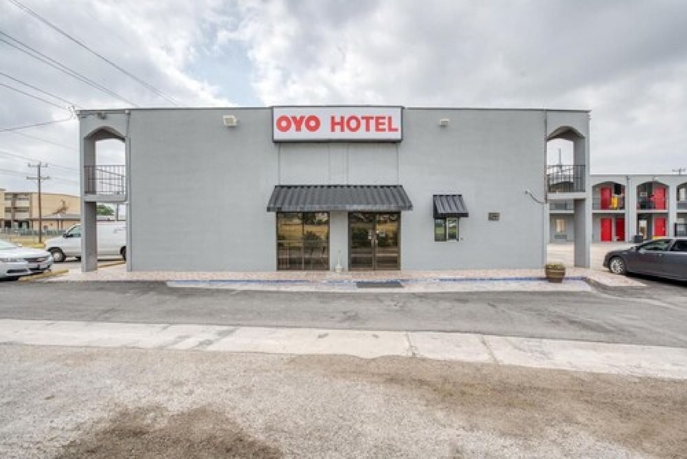 OYO Hotel San Antonio Lackland Air Force Base West - photo 31