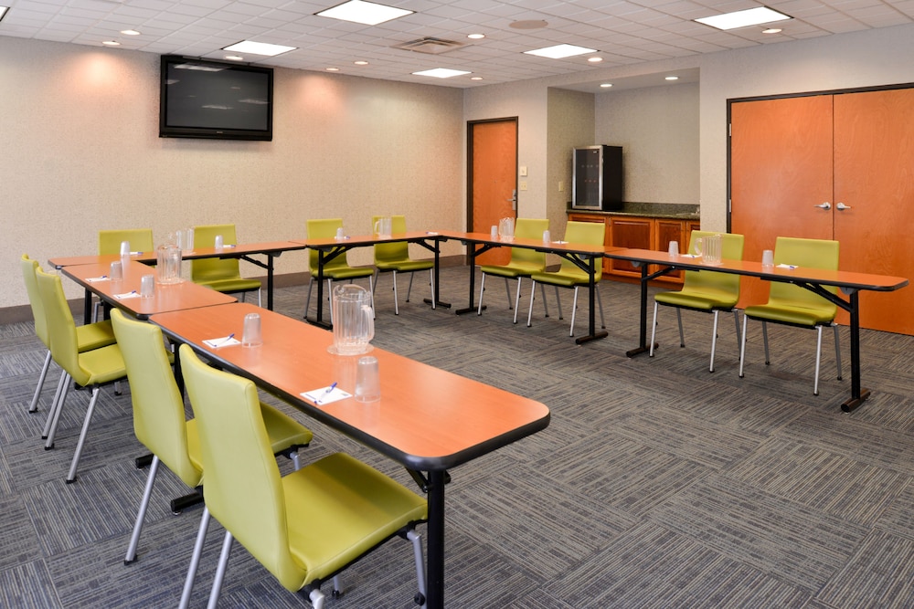 Holiday Inn Express & Suites Parkersburg Mineral Wells by IHG - photo 41