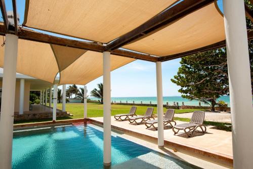 97985 Stunning beachfront Suites Wi Fi East of Progreso — 4-Star Luxury Hotel in Chicxulub Puerto, Mexico