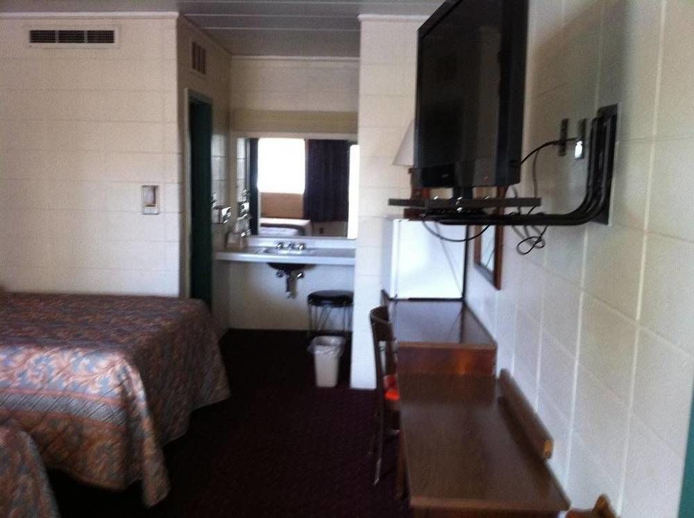 Hamilton Holiday Motel - photo 5