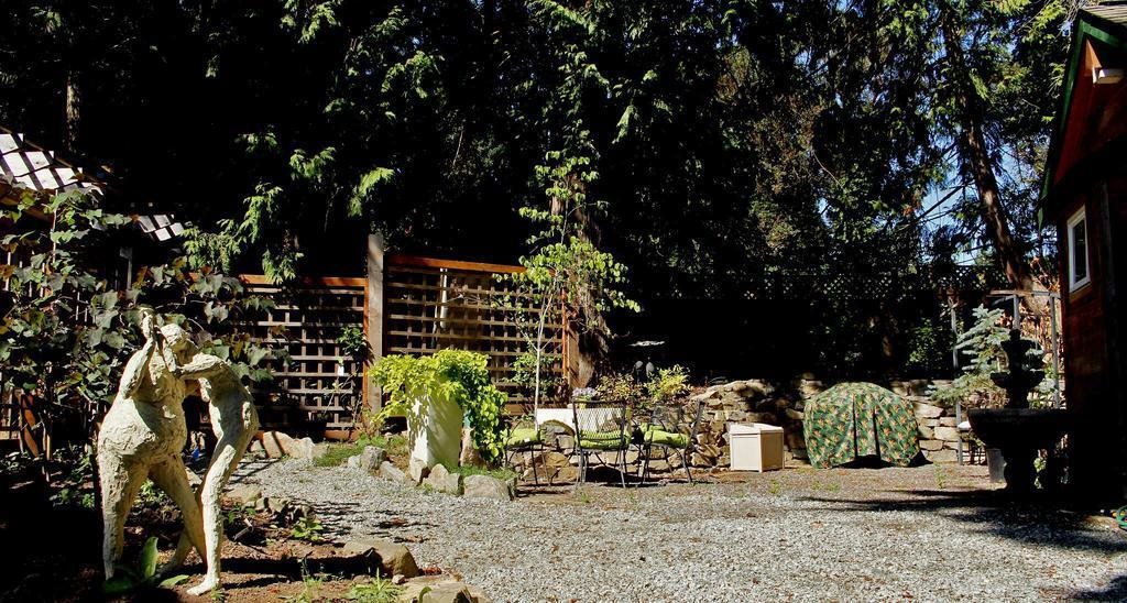 Thistle Dew Cottage — Salt Spring Island — photo 2