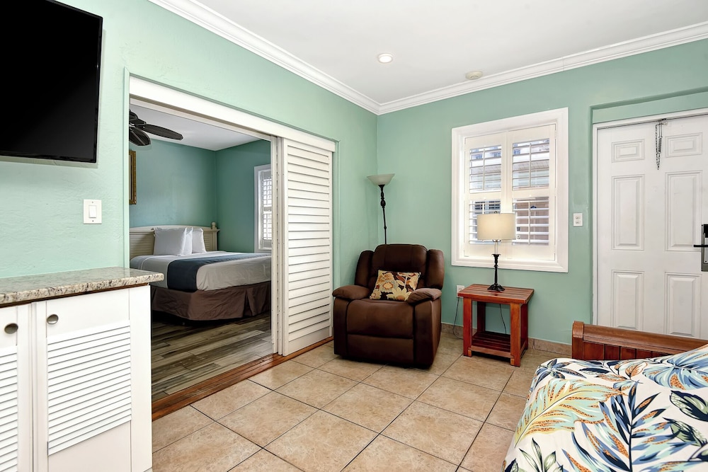 Shoreline Suites & Cabana Cottages - photo 84