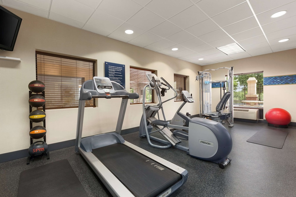 Hampton Inn & Suites Manchester Bedford - photo 21