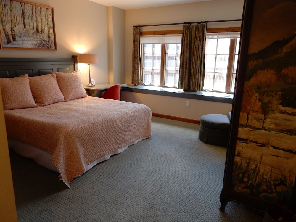 Modern King Room In Heart Of Mt. Crested Butte Hotel Room by RedAwning — hotel in Crested Butte
