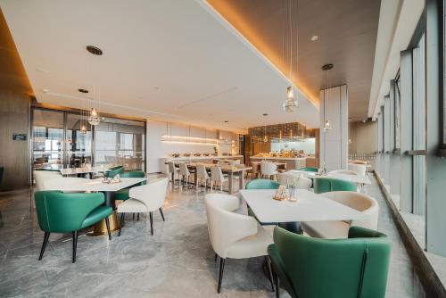 Atour Hotel Chongqing Liangjiang District Jinke Center — 4-Star Luxury Hotel in Chongqing, People's Republic of China