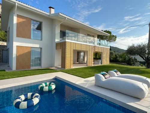 Villa Montagna — 4-Star Luxury Hotel in Torri Del Benaco, Italy