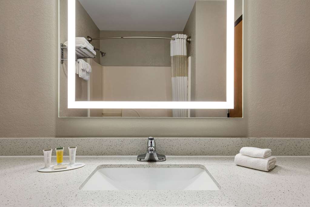 Days Inn by Wyndham Hillsboro - photo 18