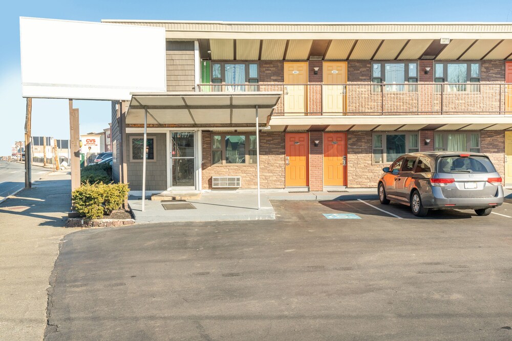 OYO Hotel Malden MA Broadway - photo 26