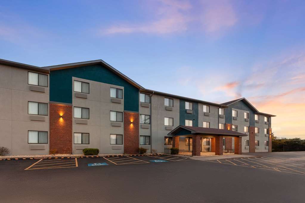 Super 8 by Wyndham Romeoville Bolingbrook - photo 4