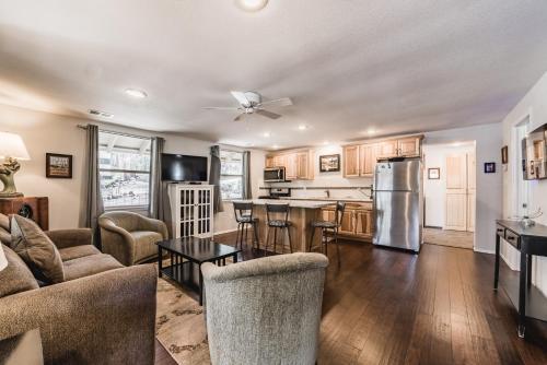 Miles Hacienda: Beautifully Remodeled Centrally Located Ruidoso Cottage — 4-Star Luxury Hotel in Ruidoso, United States