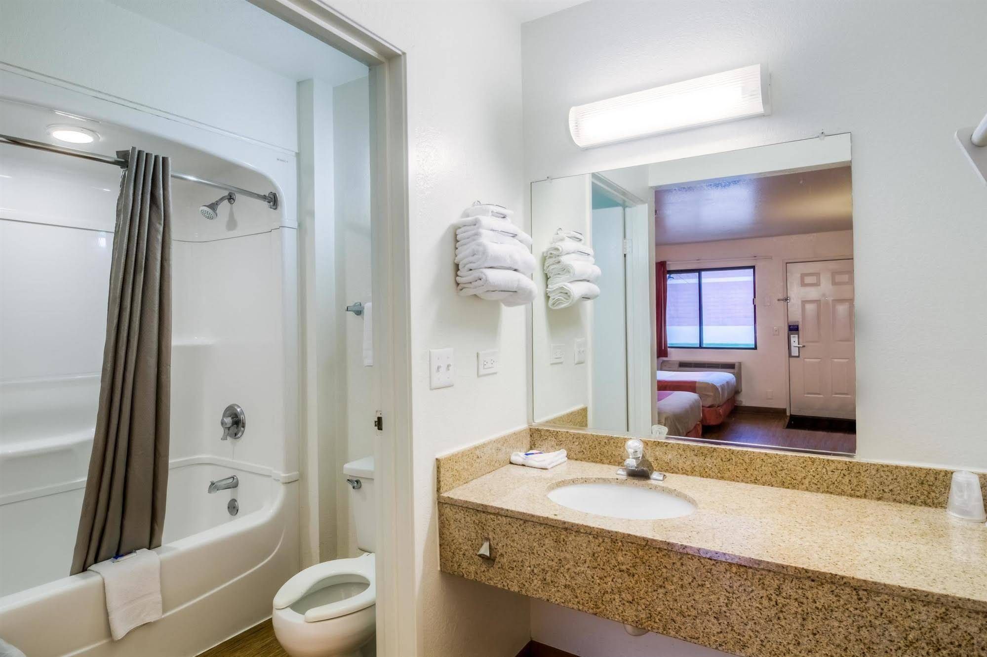 Motel 6 Chicago Elk Grove - photo 8