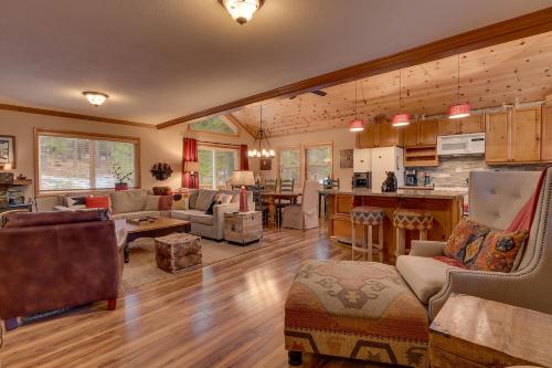 Bear's Lair by Tahoe Getaways 3 BR in Tahoe Donner with Hot Tub & Bonus Room — 4-Star Luxury Hotel in Truckee, United States