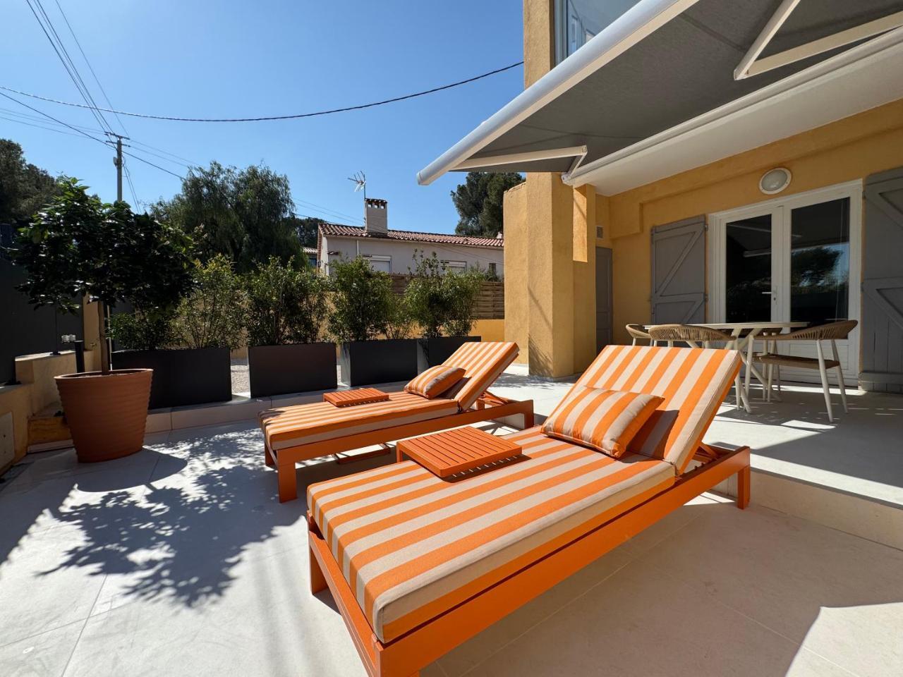 A 5 Min a Pied de la Plage Et 10 Min du Port T2 Vue Mer Avec Vaste Terrasse Et Parking Prive Prestations Haut de Gamme — 4-Star Luxury Hotel in Sanary-Sur-Mer, France
