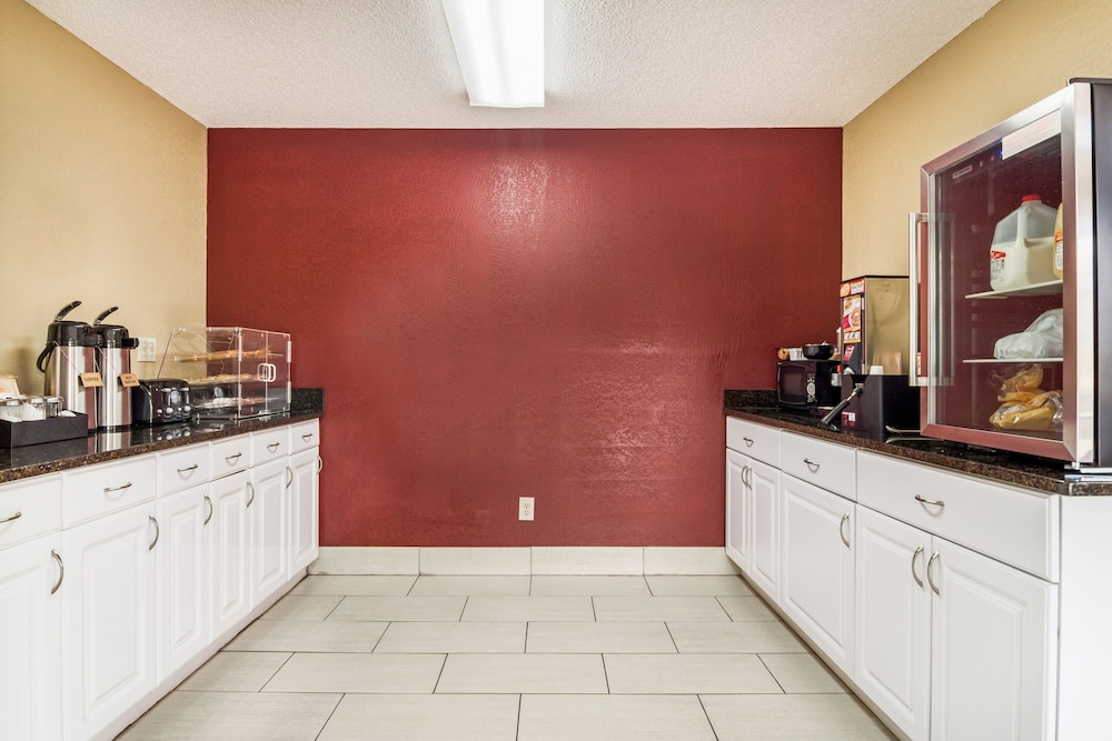 Red Roof Inn Acworth Emerson LakePoint South - photo 16