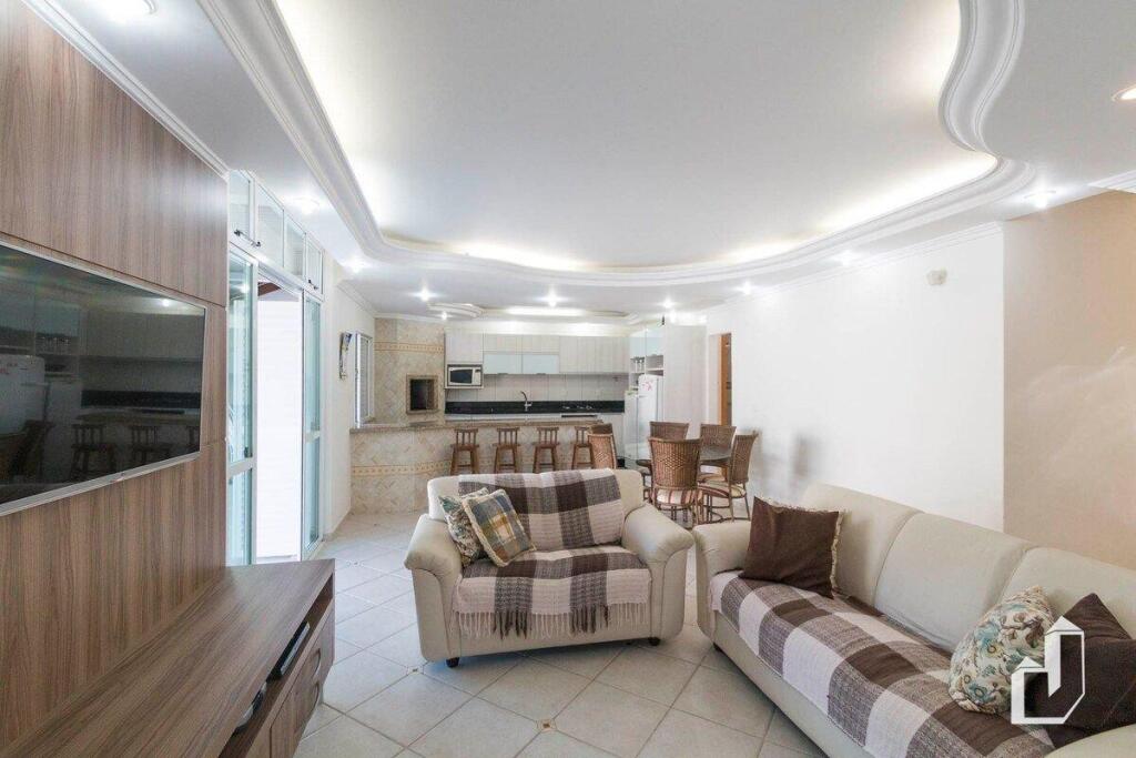 Casa com 05 dormitórios ideal as férias na praia