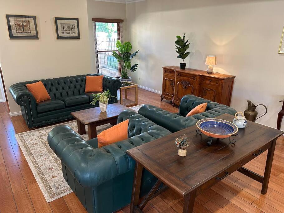Grand retreat in peaceful street — 4-Star Luxury Hotel in Wodonga, Australia