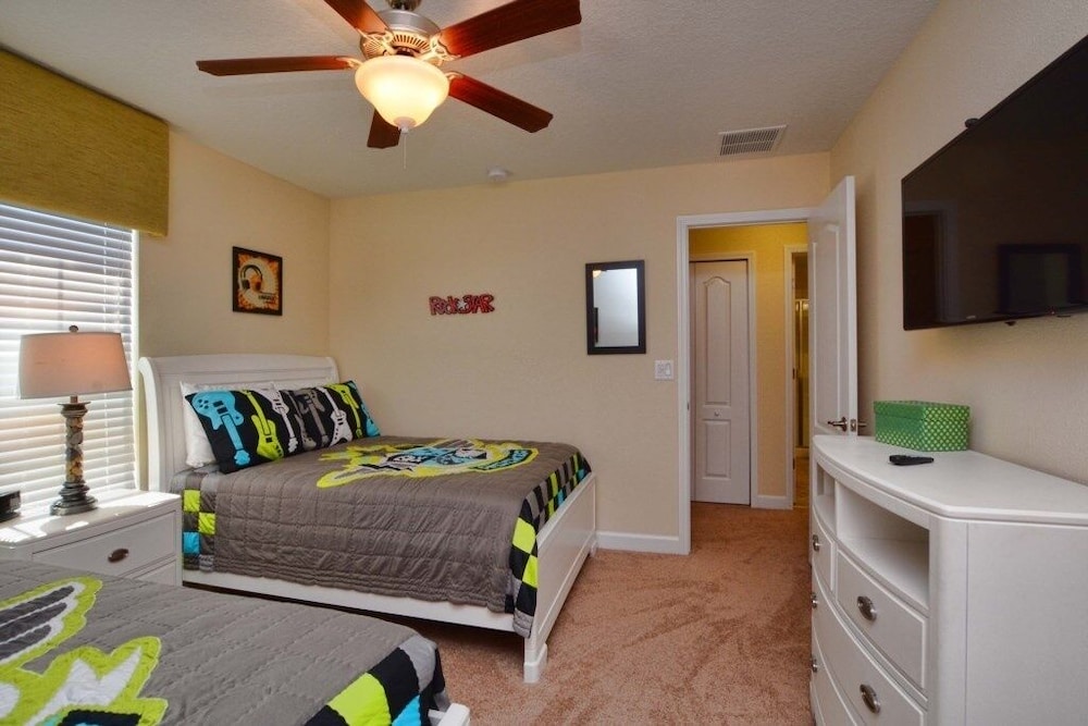 Resort Community Large Private Pool Free Wifi Game Room No Rear Neighbors 6 Bedroom Home by RedAwning - photo 7