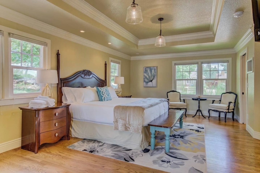 5BR Mnt Viewsdowntown Luxuryfirepit & RV Parking - featured photo