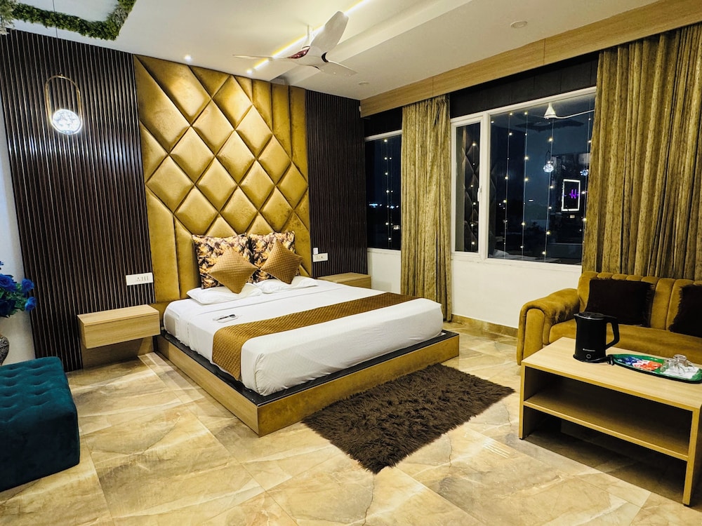 HolidayVilla 1st Japanese Pod Rooms & Suites Green Avenue Amritsar in Amritsar, India