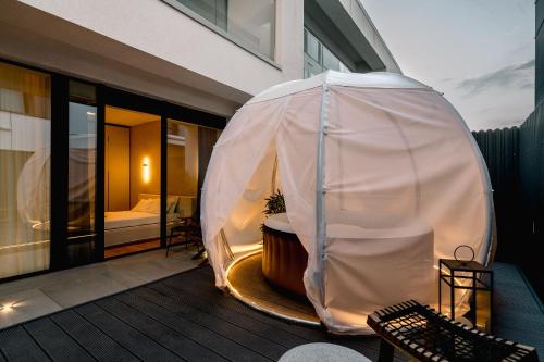Urban Deluxe Igloo with Jacuzzi&Garden — 4-Star Luxury Hotel in Bucharest, Romania
