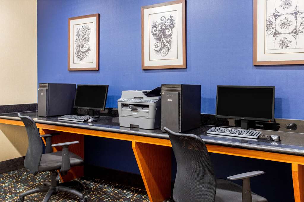 La Quinta Inn & Suites Indianapolis Airport West - photo 32