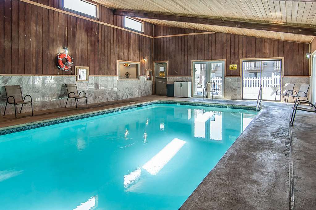 Econo Lodge Inn & Suites Madras - photo 37