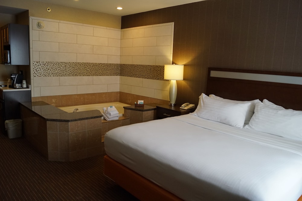 Holiday Inn Express Hotel & Suites Watertown Thousand Island by IHG - photo 10
