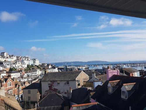 Stunning Penthouse views to harbour with parking. — 4-Star Luxury Hotel in Brixham, United Kingdom
