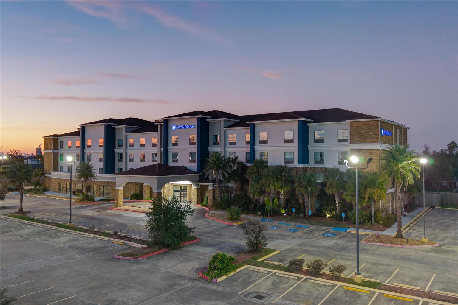 Wyndham Lake Charles - photo 2