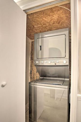 3BR Overland Park Home with Patio and Waterfall Pond — 4-Star Luxury Hotel in Overland Park, United States