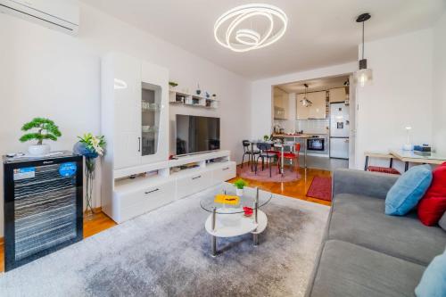 Apartment Saga With Terrace And Parking Happy Rentals — 4-Star Luxury Hotel in Zagreb, Croatia