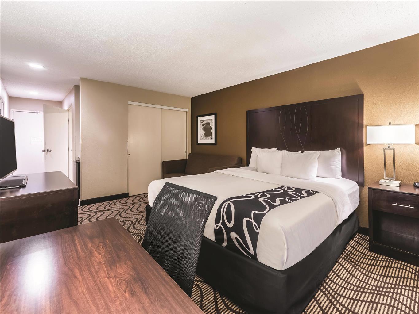 La Quinta Inn & Suites by Wyndham Collinsville St. Louis - photo 20