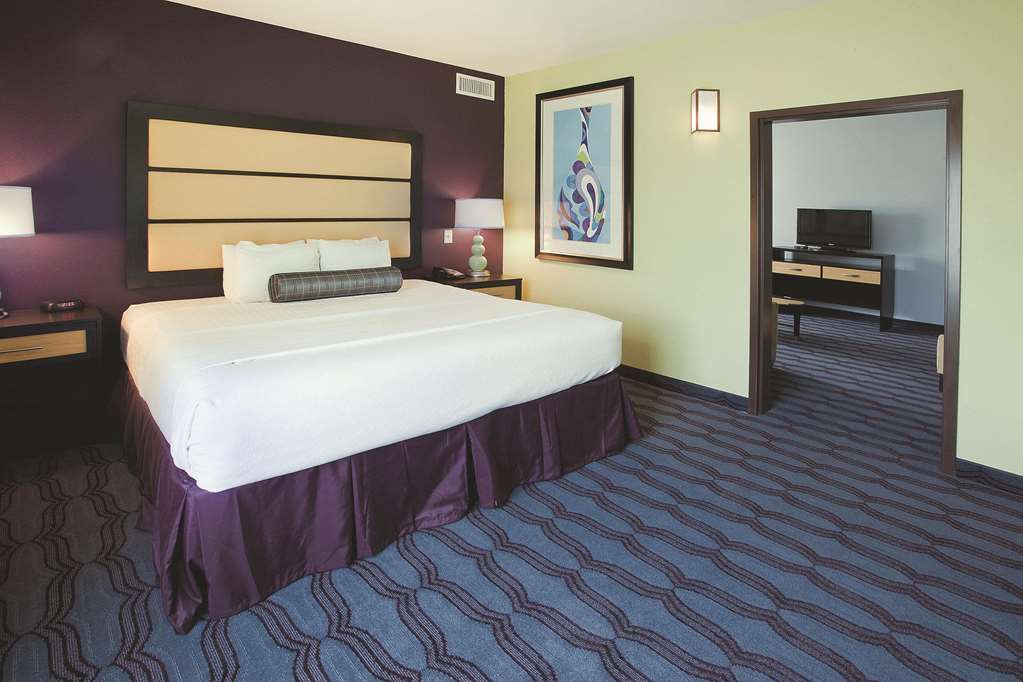 La Quinta Inn & Suites by Wyndham Hinesville Fort Stewart - photo 23