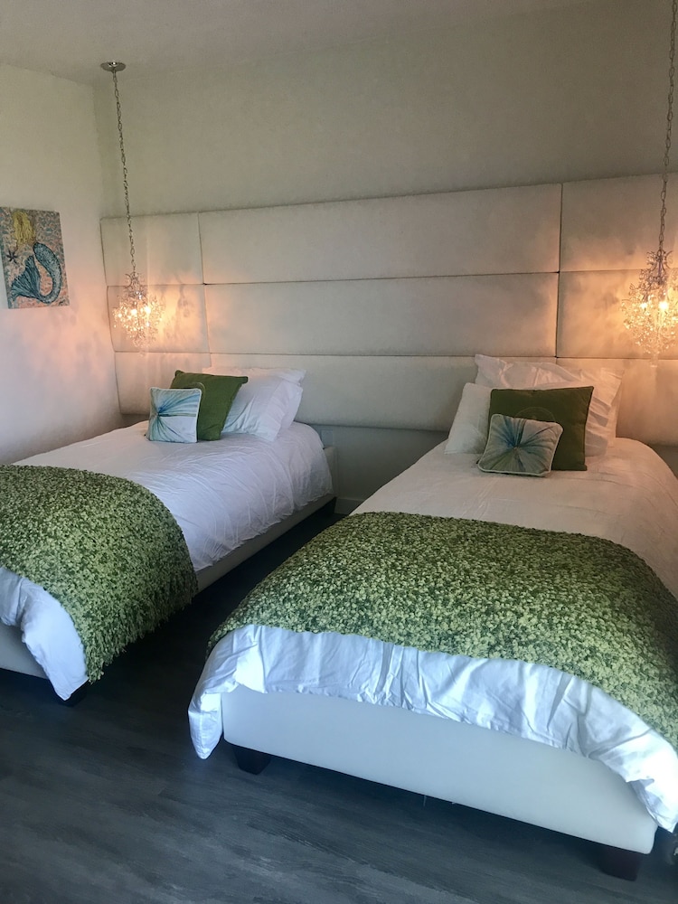 The Salty Mermaid Oceanfront Hotel - photo 5