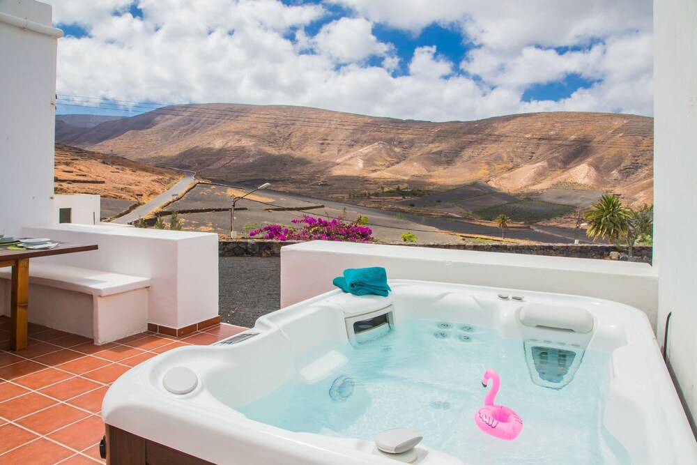 Holiday house Casa Mariposa in Tabayesco — 4-Star Luxury Hotel in Haria, Spain