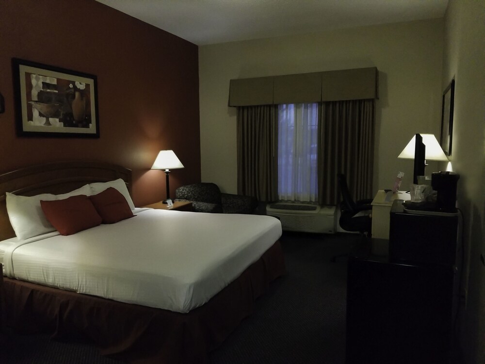 Paola Inn And Suites - photo 18