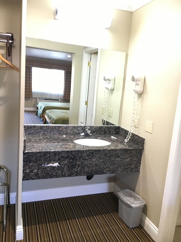 Regency Inn and Suites Moreno Valley - photo 13