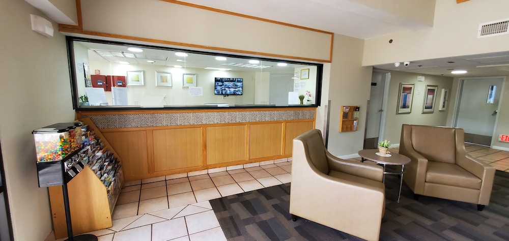 Plano Inn & Suites - photo 8