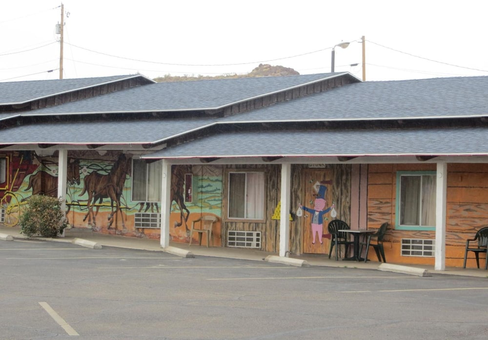 El Trovatore Motel - photo 49