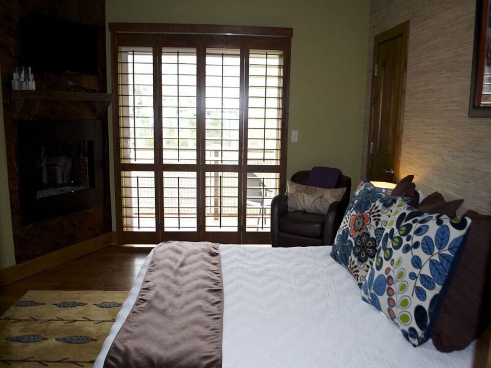Torchlight Inn - photo 9