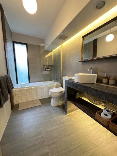 Stylish duplex 2 BR apartment 3 mins walk to BTS Nana