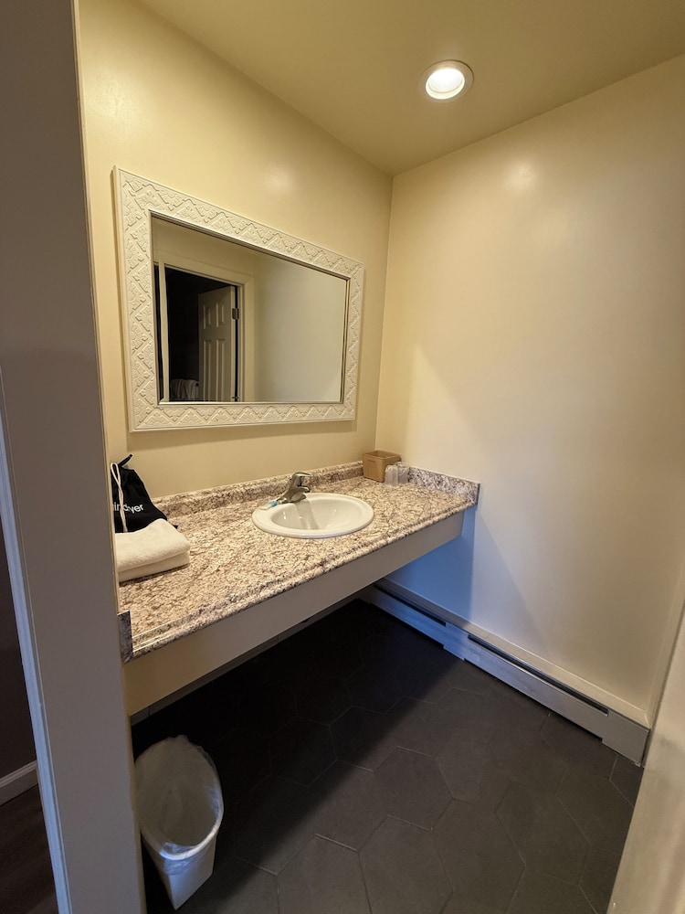 Heidi's Inn - photo 28