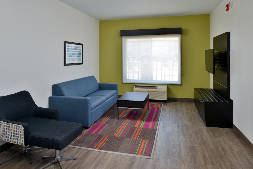 Holiday Inn Express & Suites Carthage by IHG - photo 17