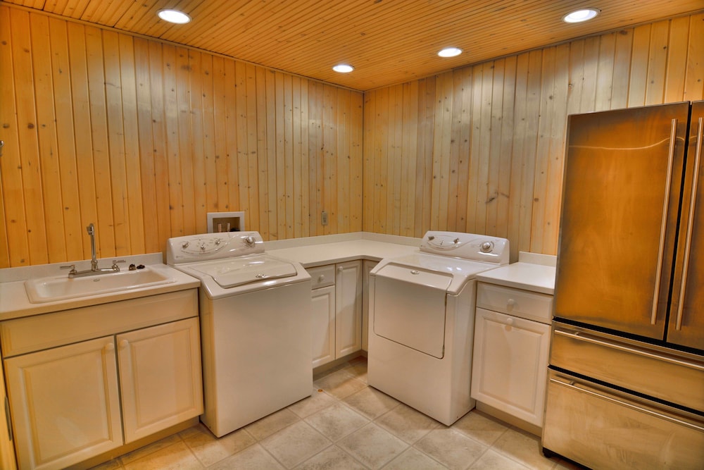 Serenity On Lake Owen 5 Bedroom Hotel Room by RedAwning - photo 9