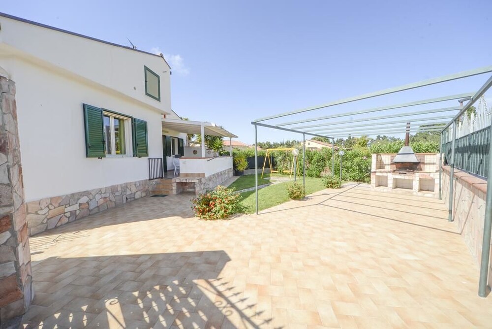 Case Vacanze Mare Nostrum Villas in front of the Beach with Pool — 4-Star Luxury Hotel in Campofelice Di Roccella, Italy