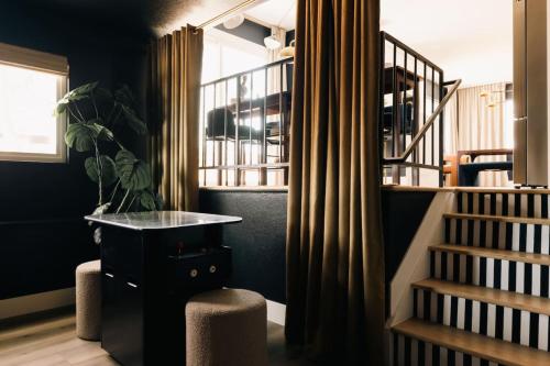 House of Noir Elan Stunning 6BR Designer Retreat — 4-Star Luxury Hotel in Arvada, United States